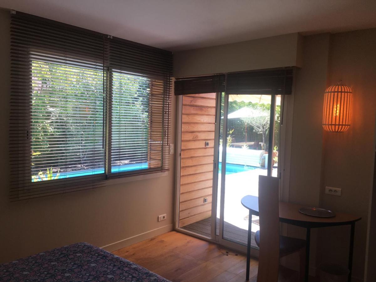 Chambre Lit Queen-Size - Vue sur Piscine