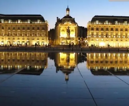Grand appartement ancien 80 m2, 2 chambres , salon, cuisine équipée, vaste Terrasse, calme, proche du centre-2