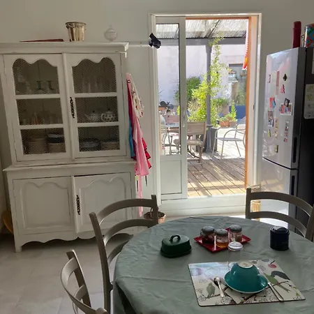 Grand appartement ancien 80 m2, 2 chambres , salon, cuisine équipée, vaste Terrasse, calme, proche du centre-3